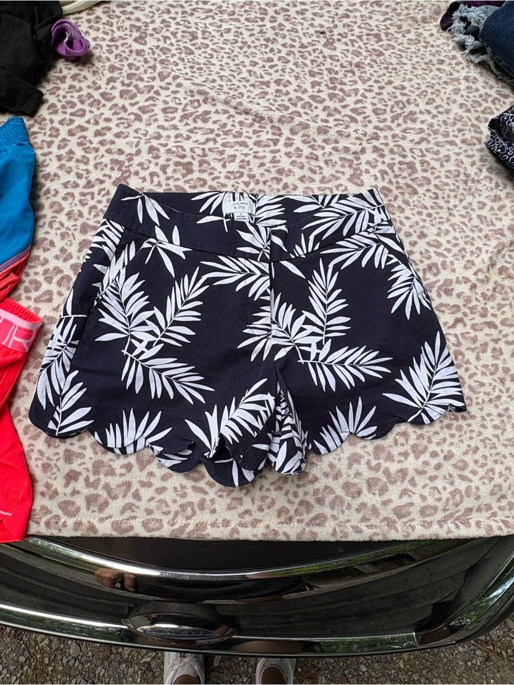 Crown and Ivy Scallop Hem Botanical Print Shorts Size 4